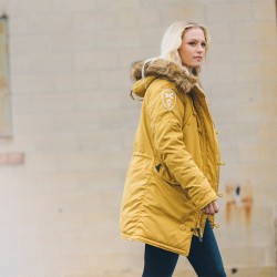 Фото куртки Altitude Women Parka, цвет желтый (Tumbleweed), куртка на моделе