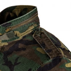 Фото скрытого в воротник капюшона на полевой куртке M-65 Defender Field 
Coat, цвет камуфляж